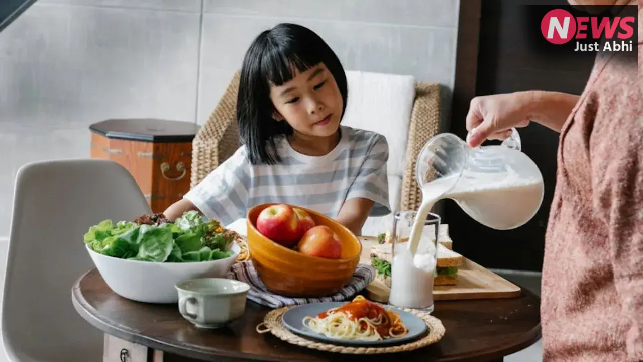 Health Tips For Children: मानसून में बच्चों की डाइट पर रखें खास नजर, ये चीजें बन सकती हैं बीमारी की वजह​