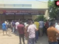 थाने के सामने मंदिर की जमीन पर कब्जे का आरोप, चौकीदार से मारपीट; जैन समाज के लोगों ने किया थाने का घेराव​