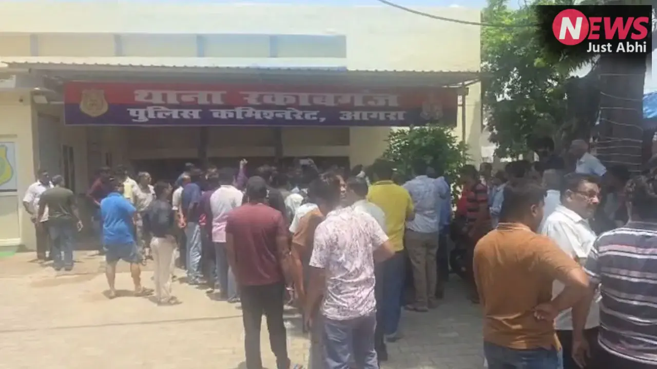 थाने के सामने मंदिर की जमीन पर कब्जे का आरोप, चौकीदार से मारपीट; जैन समाज के लोगों ने किया थाने का घेराव​