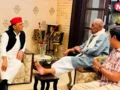 UP Chunav 2027: अखिलेश यादव के सामने टेबल पर पैर रखकर बात करने वाला ये नेता कौन? तस्वीरें सोशल मीडिया पर वायरल​