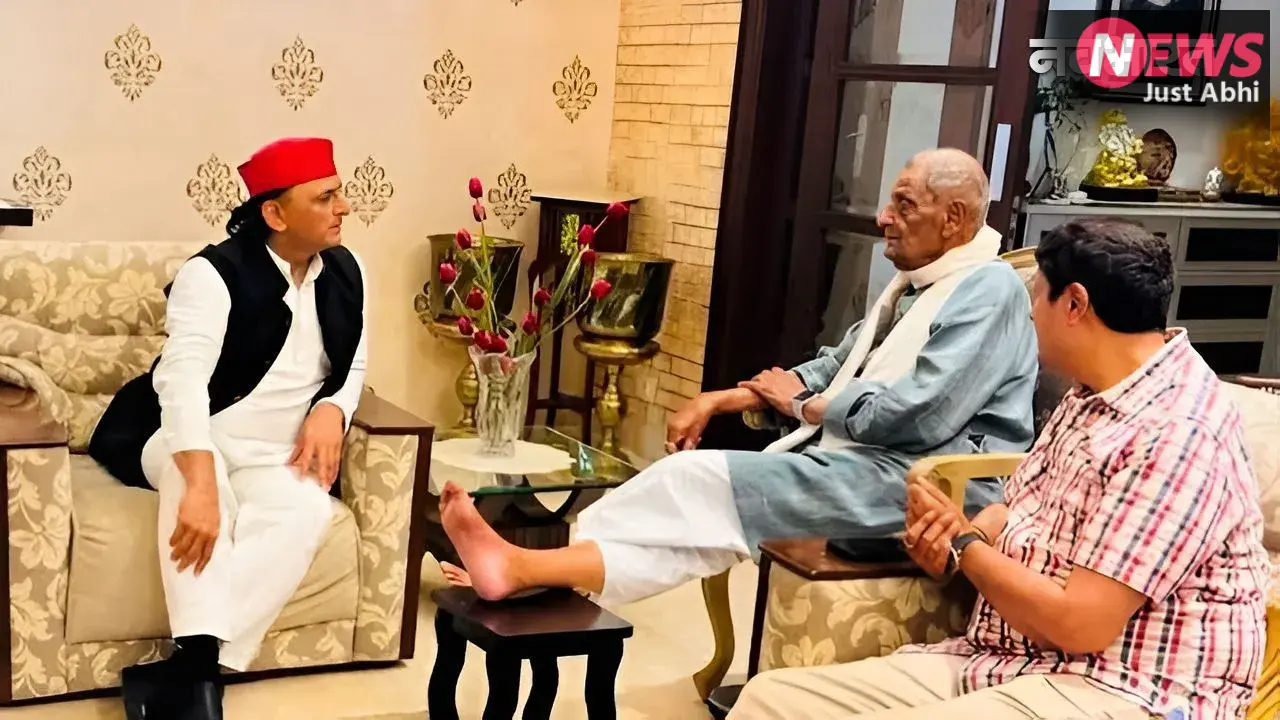 UP Chunav 2027: अखिलेश यादव के सामने टेबल पर पैर रखकर बात करने वाला ये नेता कौन? तस्वीरें सोशल मीडिया पर वायरल​