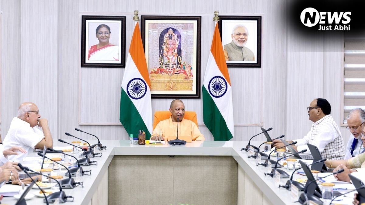 यूपी के 18 शहरों में चलेंगी ई-बसें, सरकारी वकीलों को भी योगी सरकार का तोहफा; पढ़ें कैबिनेट के बड़े निर्णय​