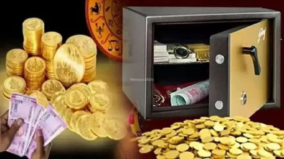 तिजोरी में रख दें इनमें से कोई एक चीज, हमेशा बनी रहेगी धन की बरकत और नहीं होगी पैसों की कमी