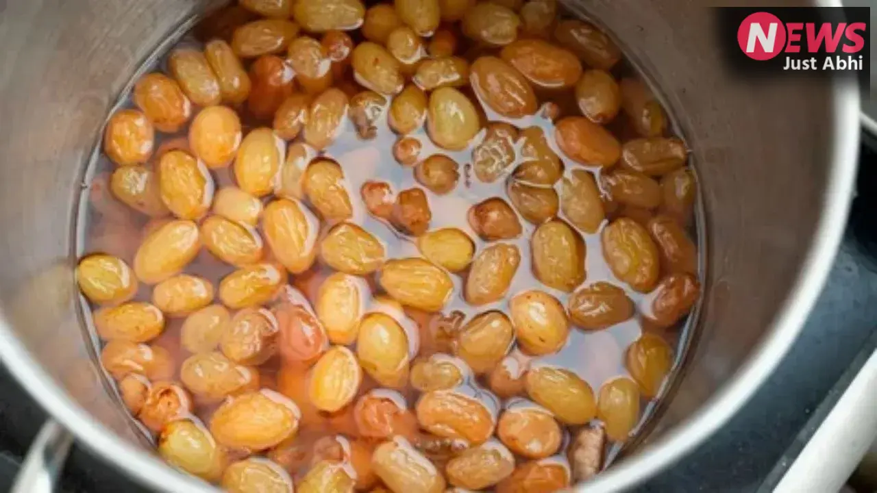 Eating Raisins: रोजाना किशमिश खाने से त्वचा पर आएगा नेचुरल ग्लो, बाल होंगे लंबे-घने; जानें 10 जबरदस्त फायदे