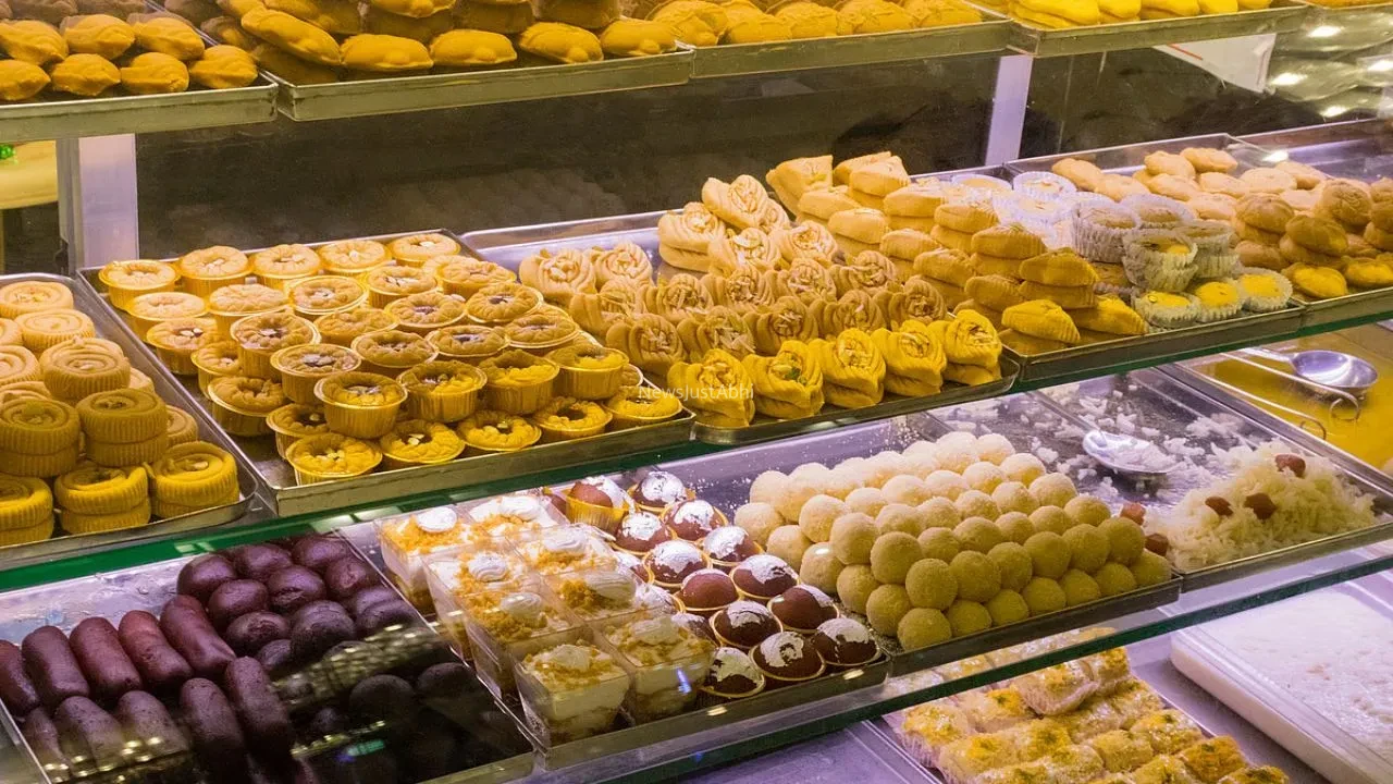 Raksha Bandhan Food Safety: राखी पर मिठाई खरीदते समय भूलकर भी न करें ये 7 गलतियां, खुशियां पड़ सकती है फीकी​