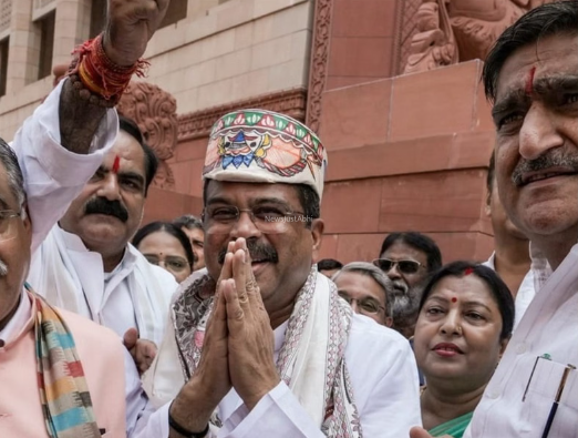 धर्मेंद्र प्रधान के स्वागत पर सियासी घमासान, भाजपा ने ‘जिंदाबाद’ तो विपक्ष ने ‘पेपर चोर’ के लगाए नारे​