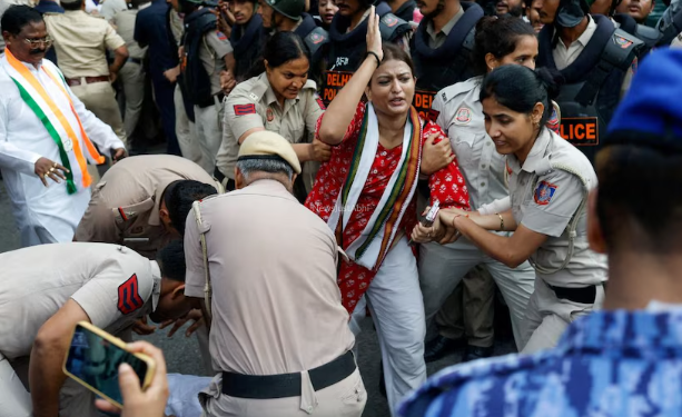 संसद घेरने की थी बड़ी साजिश: दिल्ली पुलिस का खुलासा, चुराए फोन और फेक सिम से रची गई हिंसा