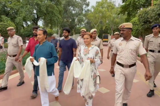 कॉकरोच जनता पार्टी ने झाड़ा सोनम वांगचुक से हाथ? राजघाट पर पत्नी और पुलिस ही साथ​