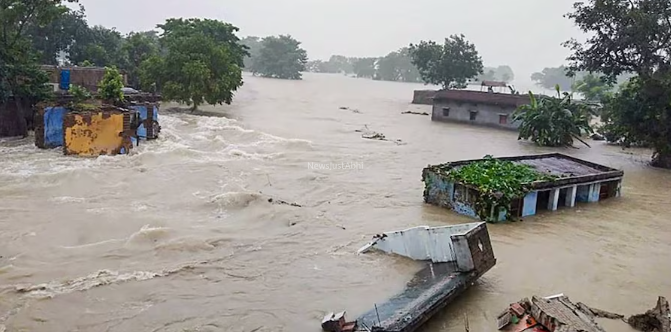 पानी के पहरे में बेबस जिंदगी! कहीं घरों में घुसा सैलाब, तो कहीं ड्रोन से पहुंचे निवाले​