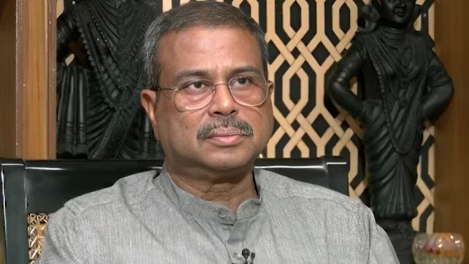 अभी अभीः धर्मेंद्र प्रधान का इस्तीफा, कॉकरोचों के संग्राम के बाद बड़ा फैसला​
