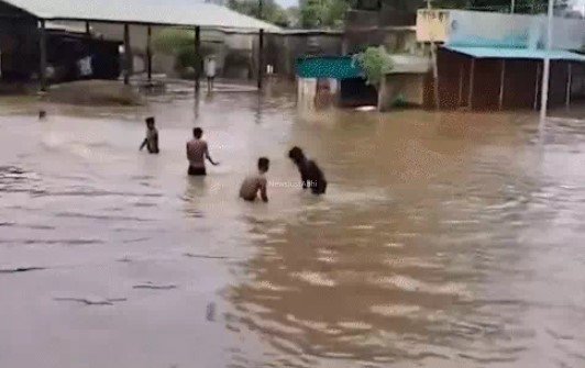 भारी बारिश से देश के कई राज्यों में तबाहीः बाढ़ से 24 घंटे में 19 मौतें, हजारों को किया रेश्क्यू​