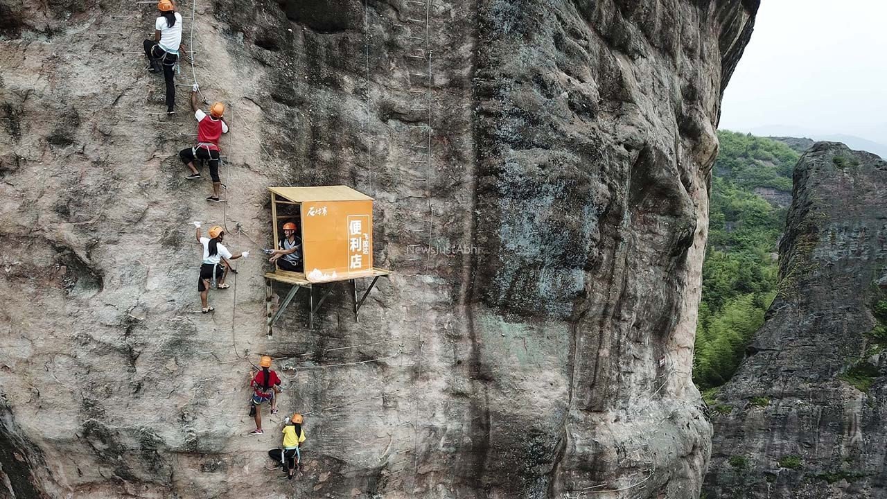 खड़े पहाड़ पर लटकी है ये दूकान, यहाँ से सामान लेना किसी एडवेंचर से कम नहीं है
