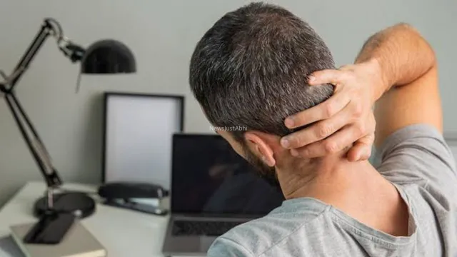 लैपटॉप और फोन ने कर दिया है गर्दन का बुरा हाल? अकड़न से मिनटों में छुटकारा दिलाएंगी ये एक्सरसाइज​