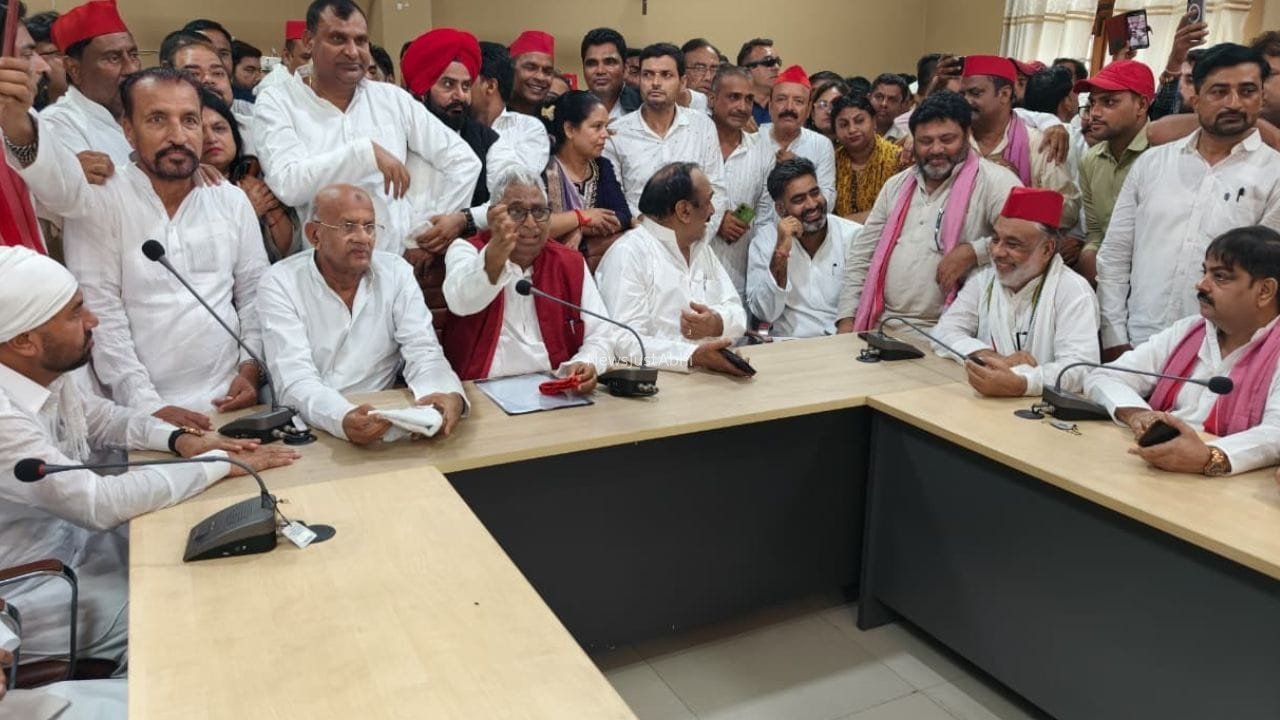 उत्तर प्रदेश के रामपुर में गरमाई सियासत… जौहर यूनिवर्सिटी बचाने के लिए सपा का शक्ति प्रदर्शन, DM को सौंपा ज्ञापन​