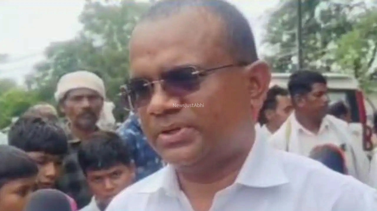 ​​​प्रिंसिपल और लेडी टीचर अकेले में बंद कमरे में…’ छिंदवाड़ा में आदिवासी छात्रों का फूटा गुस्सा, 100 किमी दूर कलेक्ट्रेट पहुंचकर खोली पोल​​​​