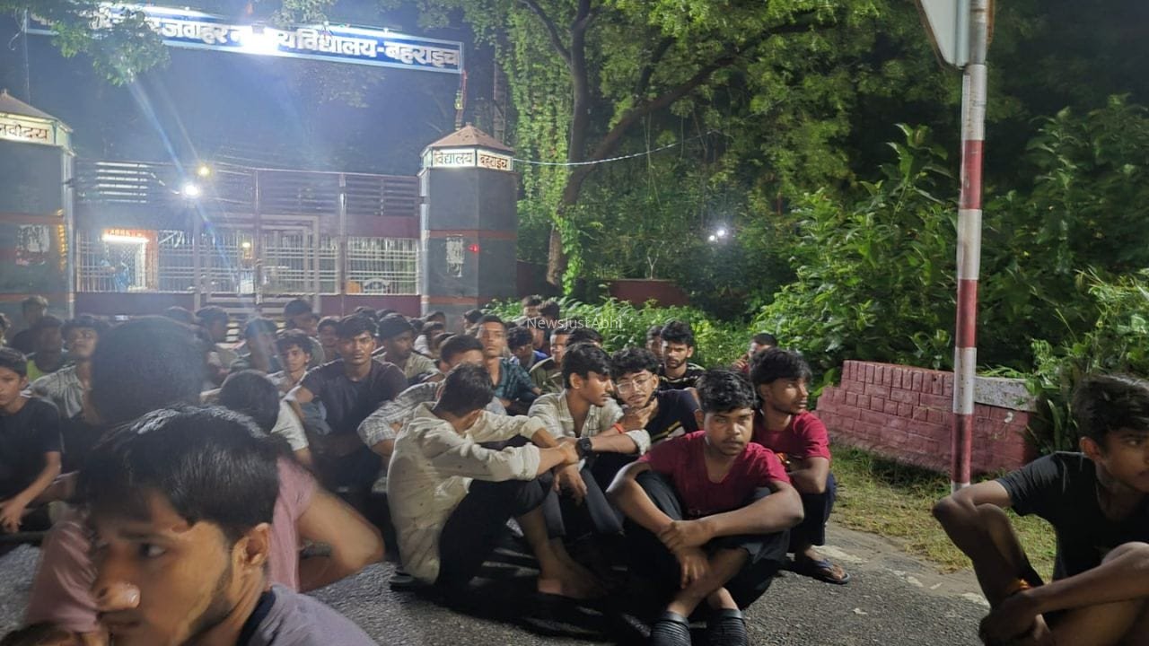 ‘DM-SP को बुलाइए, तभी होगी बात’… बहराइच नवोदय विद्यालय में धरने पर बैठे छात्र, जानें पूरा मामला