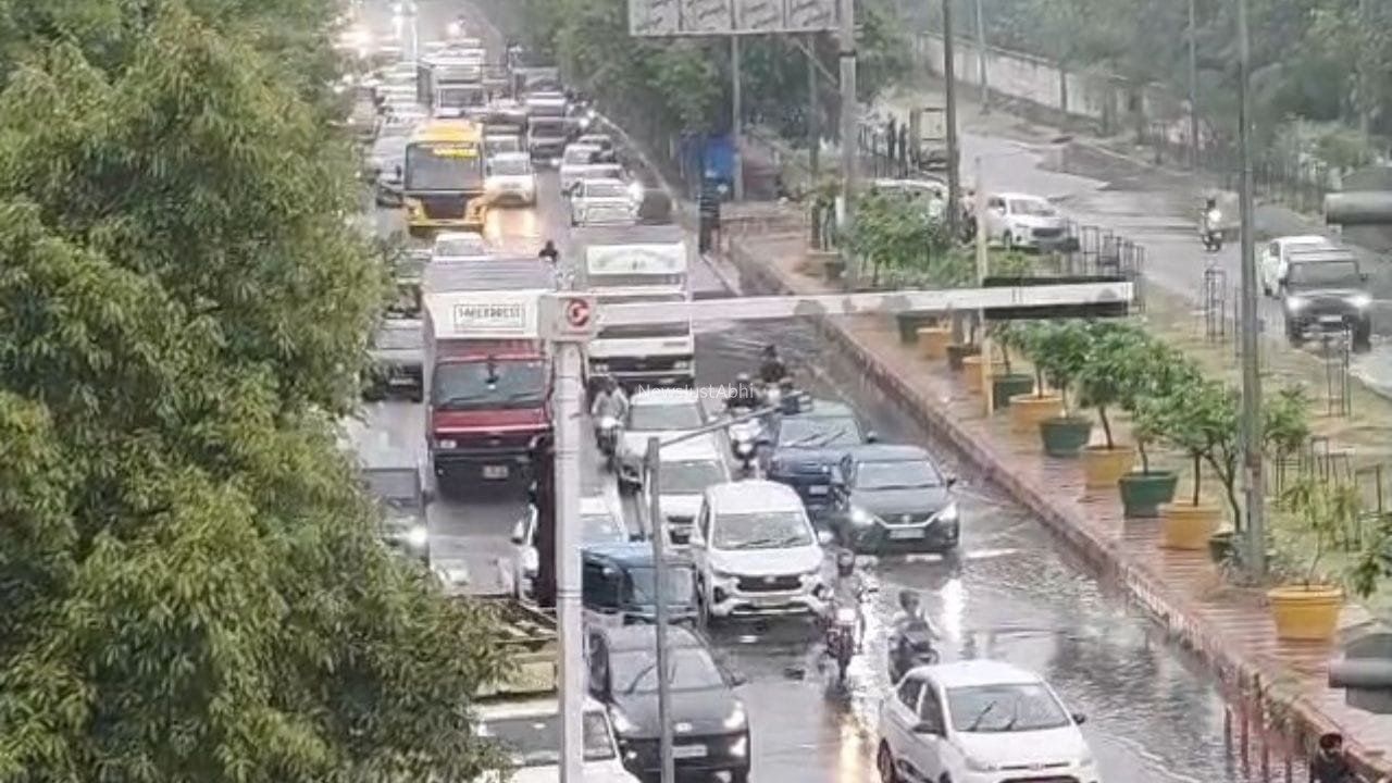 दिल्ली-NCR में भारी बारिश… नोएडा-गुरुग्राम में रेंगती नजर आई गाड़ियां