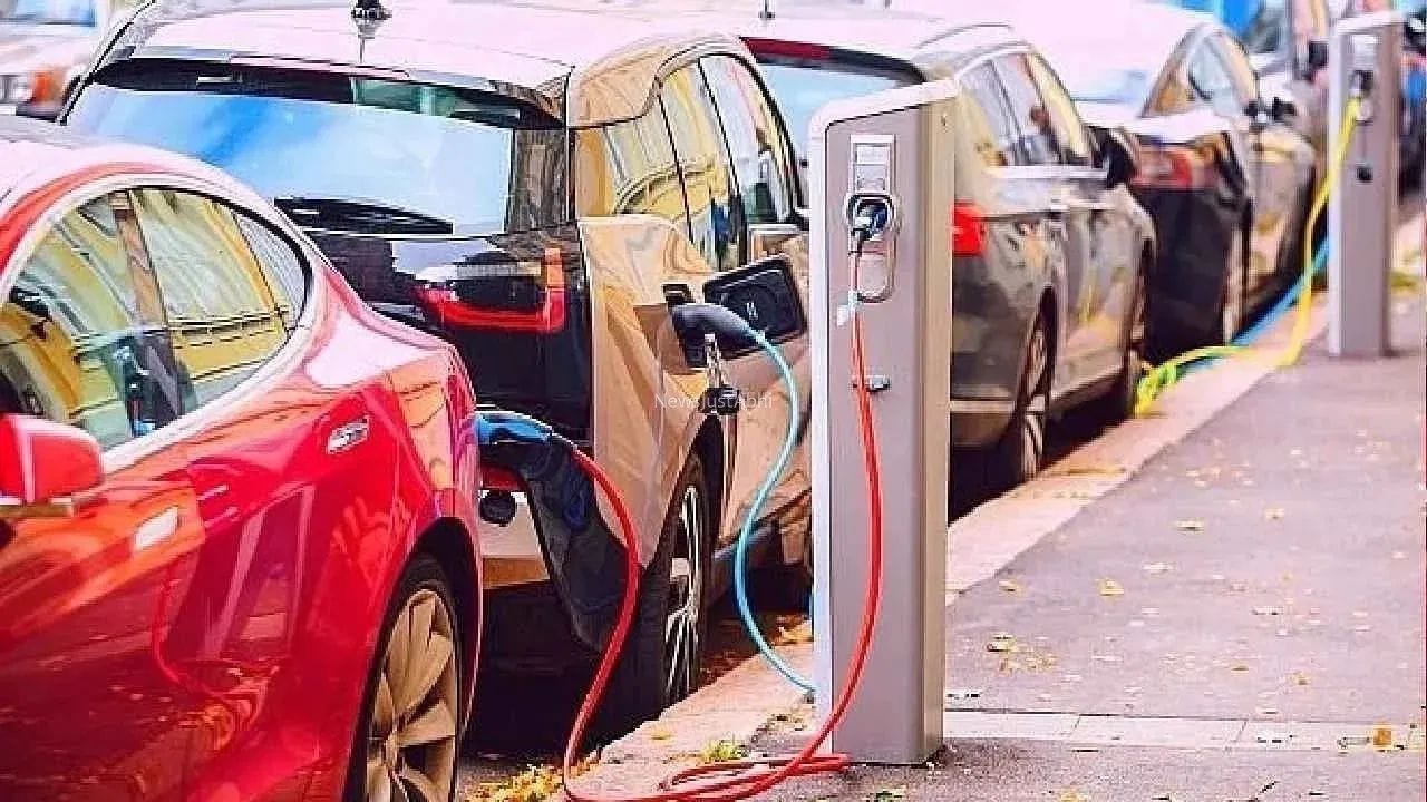 महंगे पेट्रोल-डीजल ने बढ़ाई EVs की डिमांड, कंपनियों के लिए ये है असली चुनौती!​