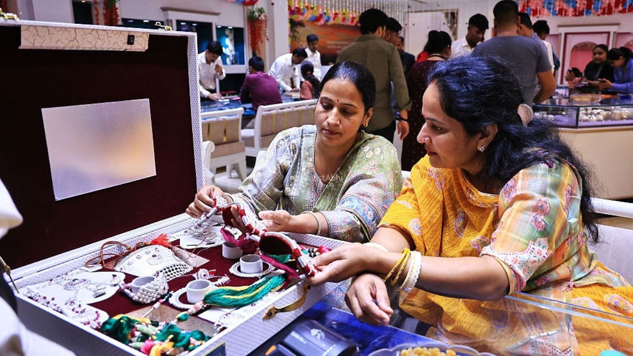 1 महीने में 15 फीसदी की रिकॉर्ड छलांग! जानिए क्यों रॉकेट बना सोना और क्या अब भी निवेश का है सही मौका?​