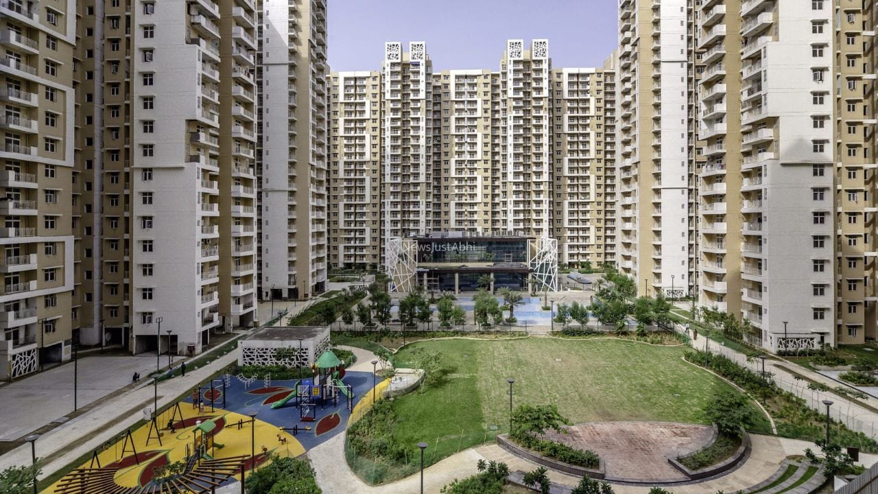 ग्रेटर नोएडा की महागुन सोसायटी में पानी के लिए त्राहिमाम! 3 दिन से सप्लाई ठप, 5000 फ्लैट्स के लोग परेशान