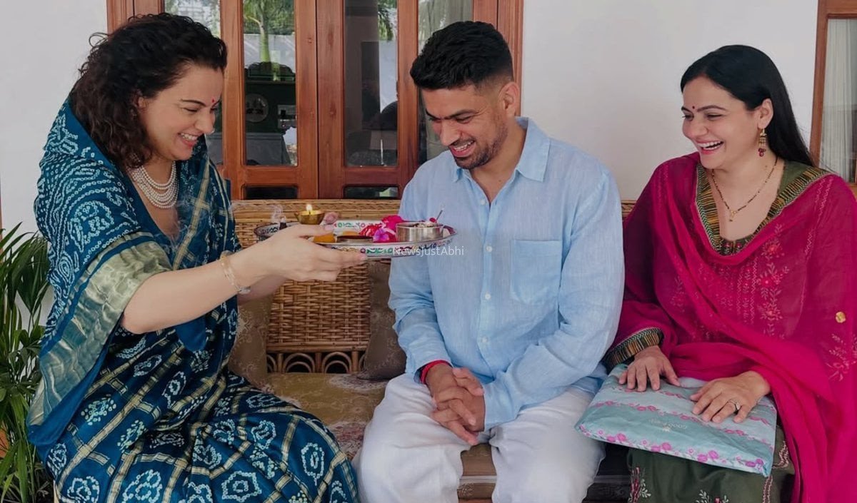 Kangana Ranaut ने नीली साड़ी में भाई अक्षत संग मनाया Raksha Bandhan, शेयर कीं पूजा की तस्वीरें​