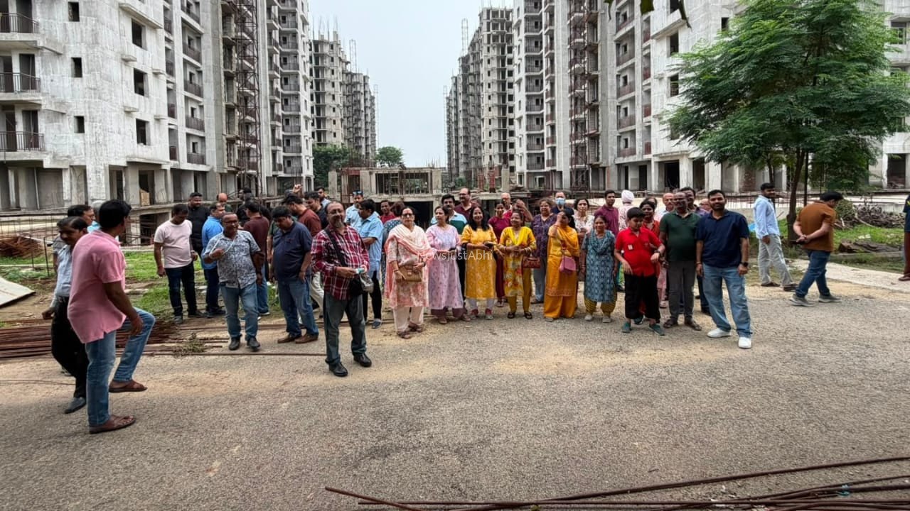 2013 में बुक किया था घर, 13 साल बाद भी नहीं मिला कब्जा, गाजियाबाद में प्रदर्शन