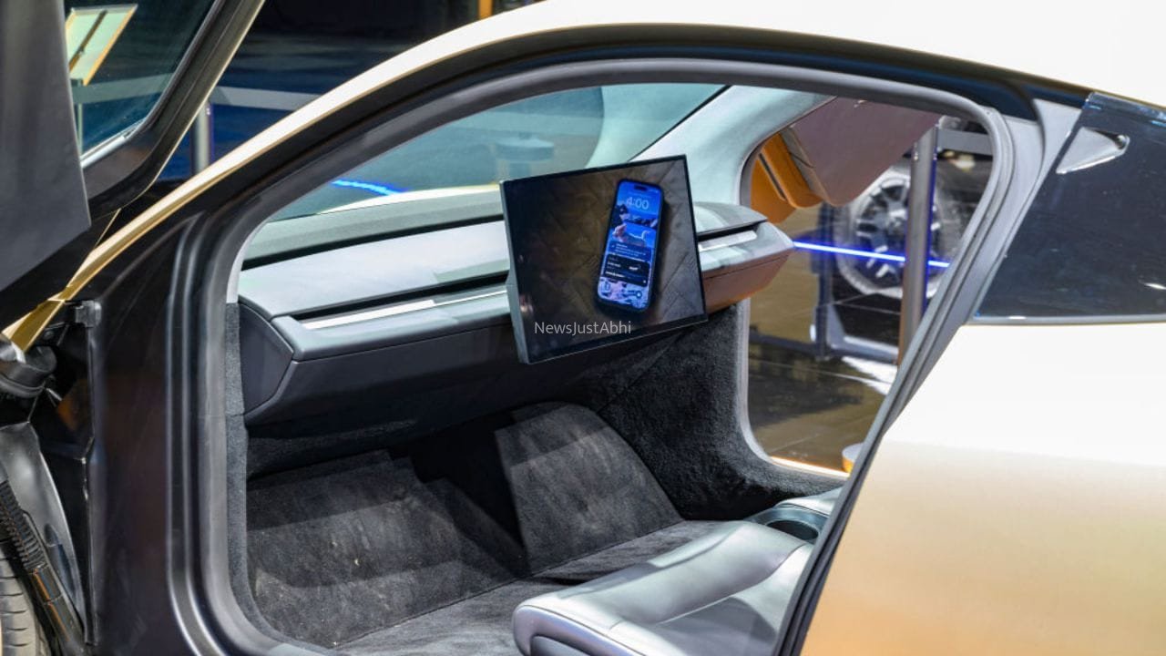 आ रही बिना स्टीयरिंग वाली कार, Tesla की ड्राइवरलेस टैक्सी का इंतजार खत्म