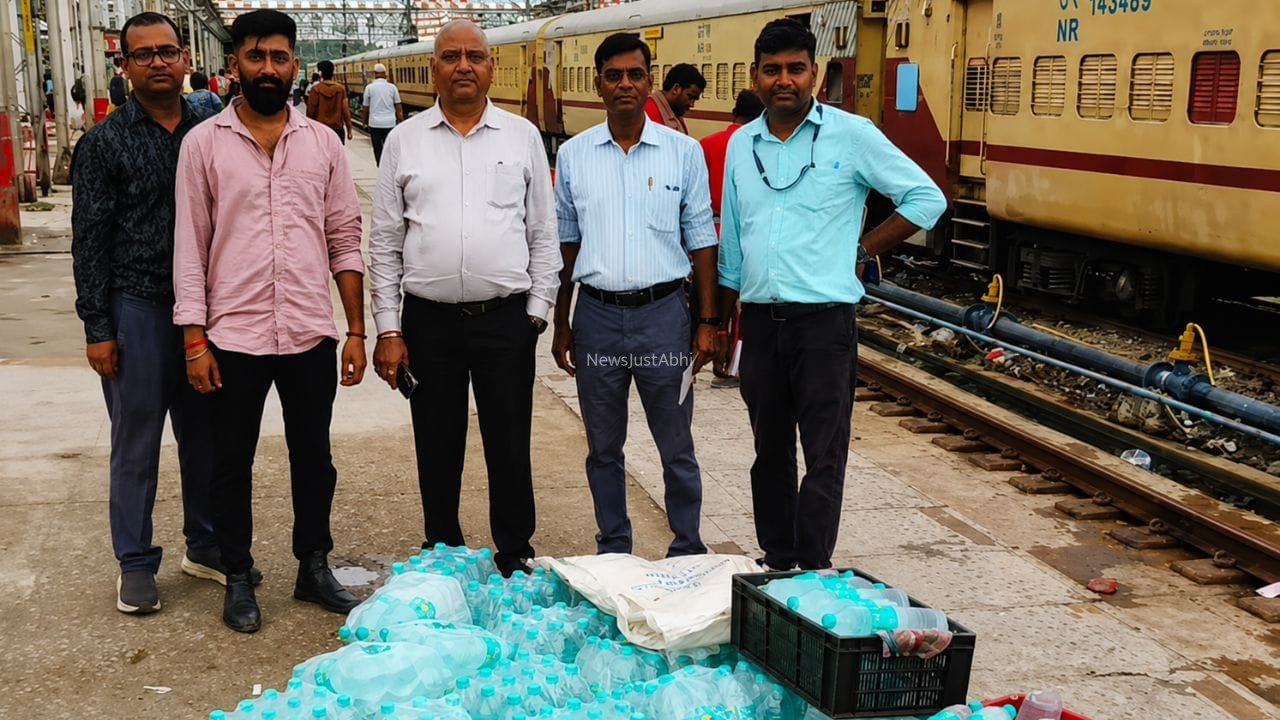 रेलवे का एक्शन. ट्रेनों से 8 हजार ऐसी पानी की बोतलें और आइसक्रीम जब्त, जिन्हें बेचने की नहीं थी इजाजत!​