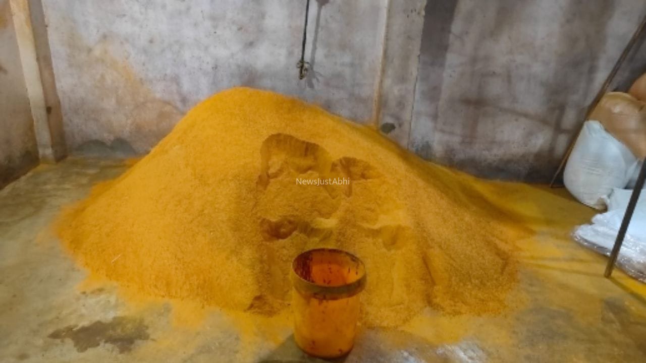 हल्दी के नाम पर चावल का पाउडर! कानपुर की फैक्ट्री में चल रहा था मिलावट का खेल, खाद्य विभाग ने मारा छापा