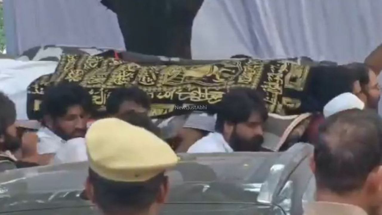 अतीक के सबसे छोटे बेटे अबान को किया गया सुपुर्द-ए-खाक, उमर और अली ने दिया जनाजे को कंधा… फूट-फूटकर रोए​
