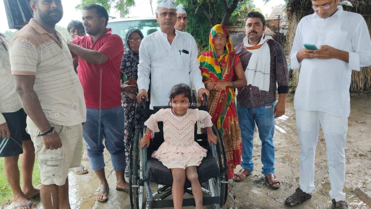 UP: बलिया की बिटिया को मिला व्हीलचेयर, एक पांव से 400 मीटर दूर स्कूल जान को थी मजबूर