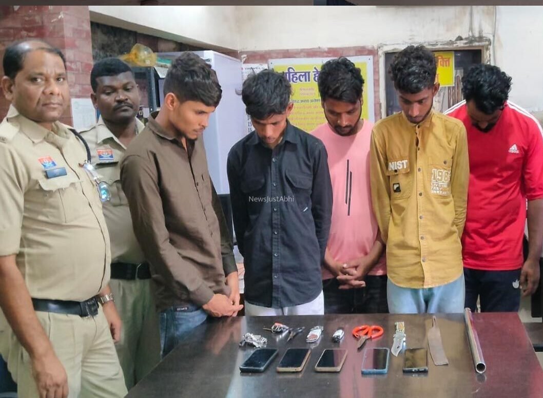 ​​Raipur News: ज्वेलर्स शॉप में थी डकैती की योजना, कामयाब होते उससे पहले ही पुलिस ने धार दबोचा, धारदार हथियार जब्त…