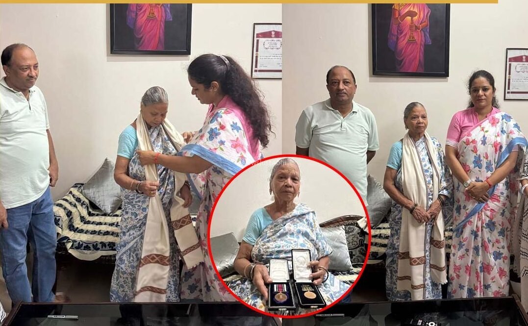 वापस ले लो शौर्य चक्र… दफ्तरों के चक्कर काट रही शहीद की बुजुर्ग मां; 22 साल से है वादे पूरे होने का इंतजार