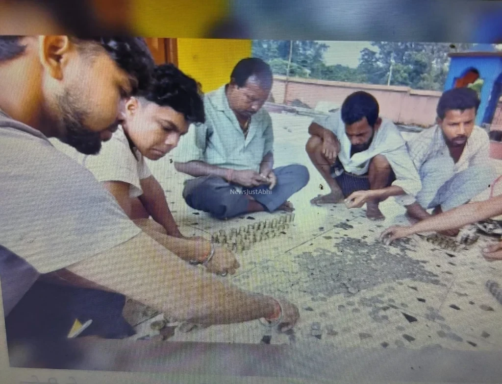 Jharkhand Crime: एक साल से नहीं खुली थी दानपेटी, रात में चोरों ने तोड़े 2 ताले और ले उड़े चढ़ावे की रकम! मंदिर में फिर चोरी से आक्रोश​​​