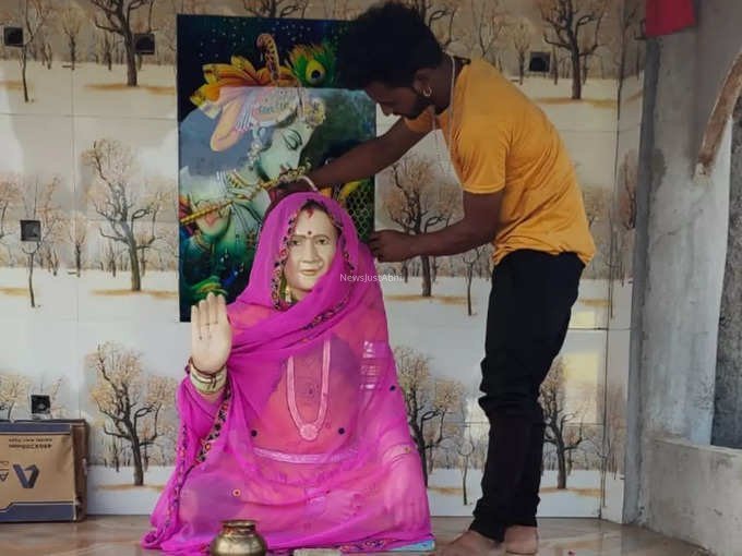 ​​मौत के बाद पत्नी साथ रहे इसलिए पति ने बनवा दिया उसका मंदिर, रोज पहनाता है साड़ी. खिलाता है खाना​​​​
