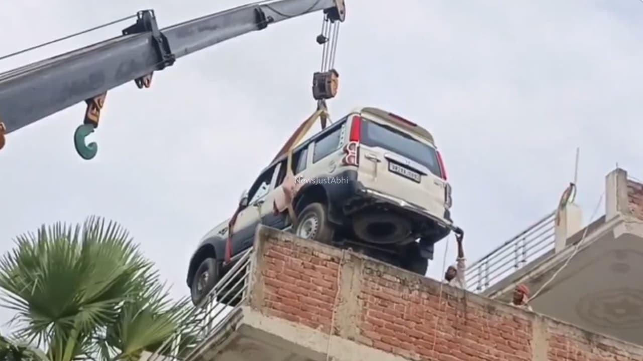 नई SUV को चोरों से बचाने का गजब जुगाड़! क्रेन से सीधे 2nd फ्लोर की छत पर पहुंचा दी कार