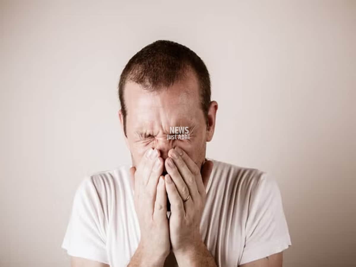 sneezing-hold-2025-11-655d75b1b94dc6432b56ee33626d245d